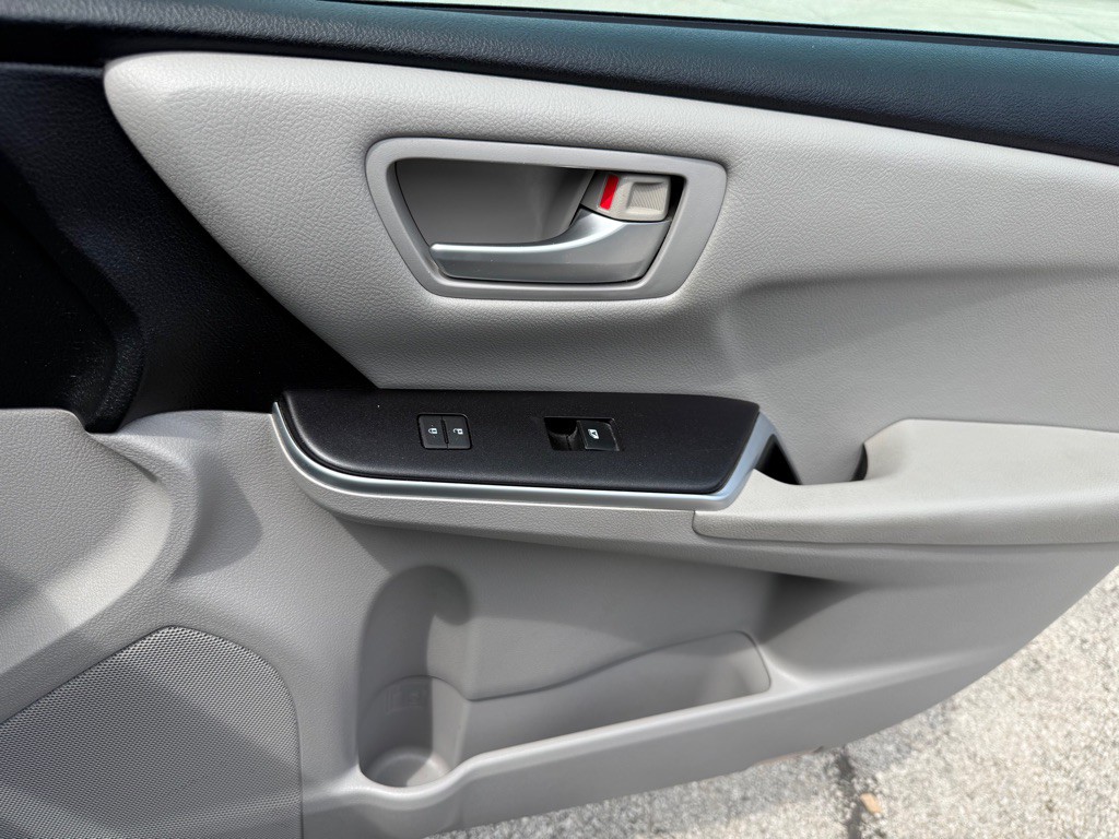 2015 Toyota Camry Image 17
