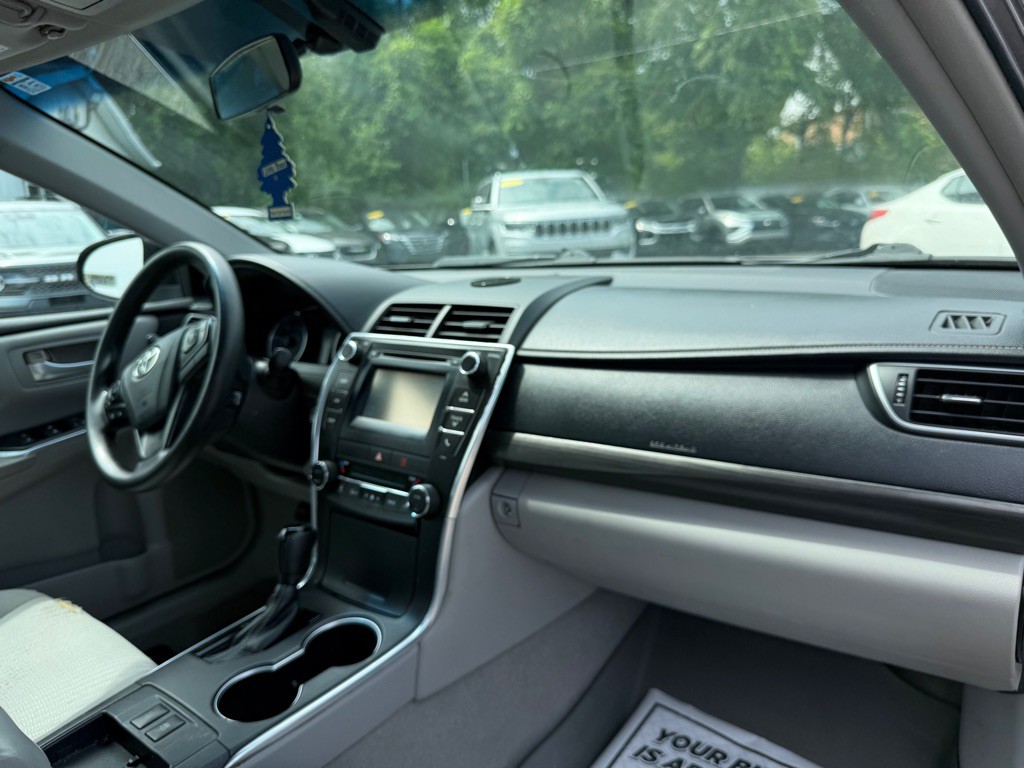 2015 Toyota Camry Image 18