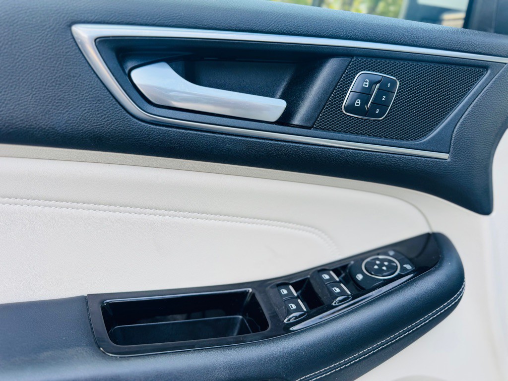 2017 Ford Edge Image 16