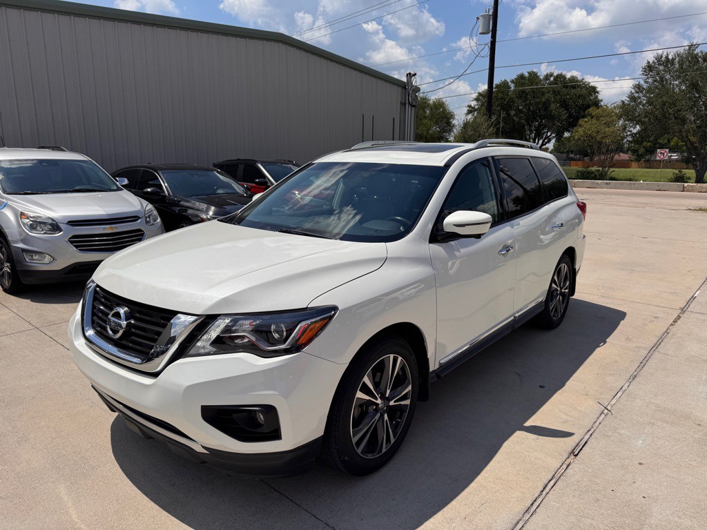 2017 Nissan Pathfinder Image 2
