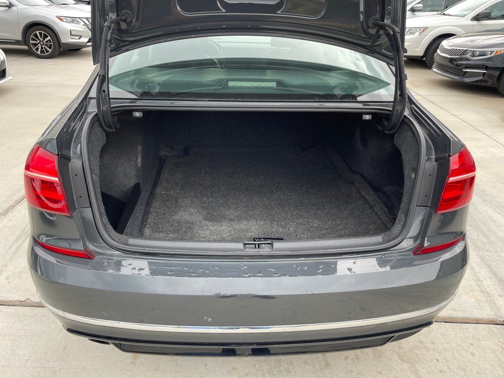 2016 Volkswagen Passat Image 16