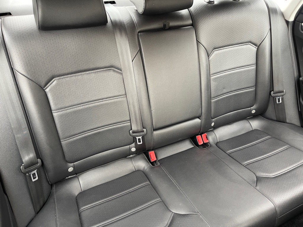 2016 Volkswagen Passat Image 18
