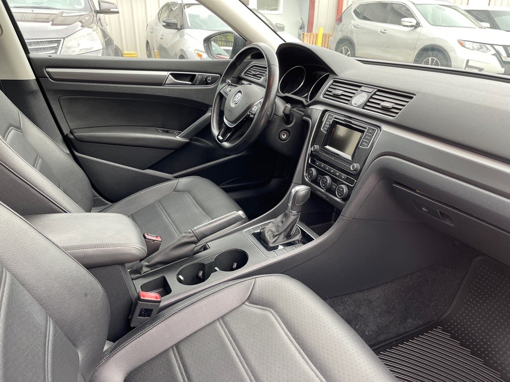 2016 Volkswagen Passat Image 19