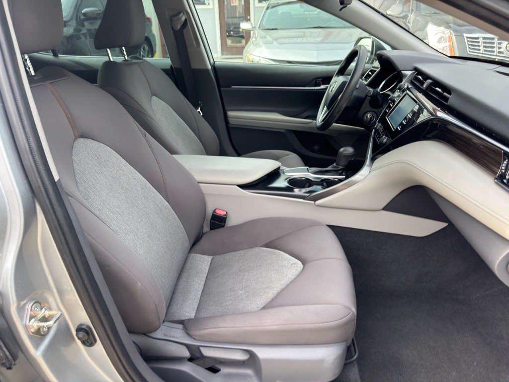 2019 Toyota Camry Image 17