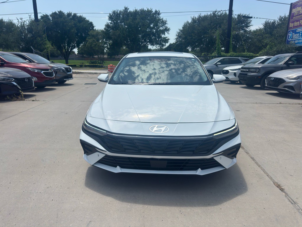 2025 Hyundai Elantra Image 2