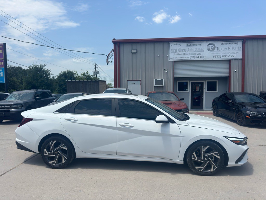 2025 Hyundai Elantra Image 4