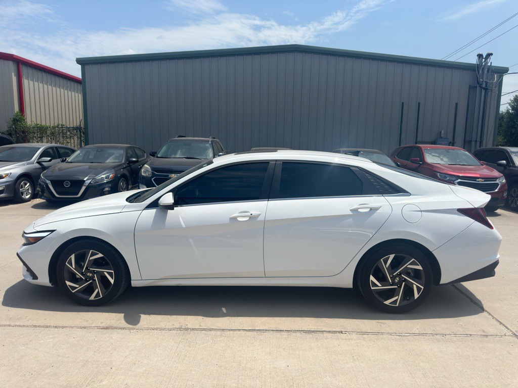 2025 Hyundai Elantra Image 8