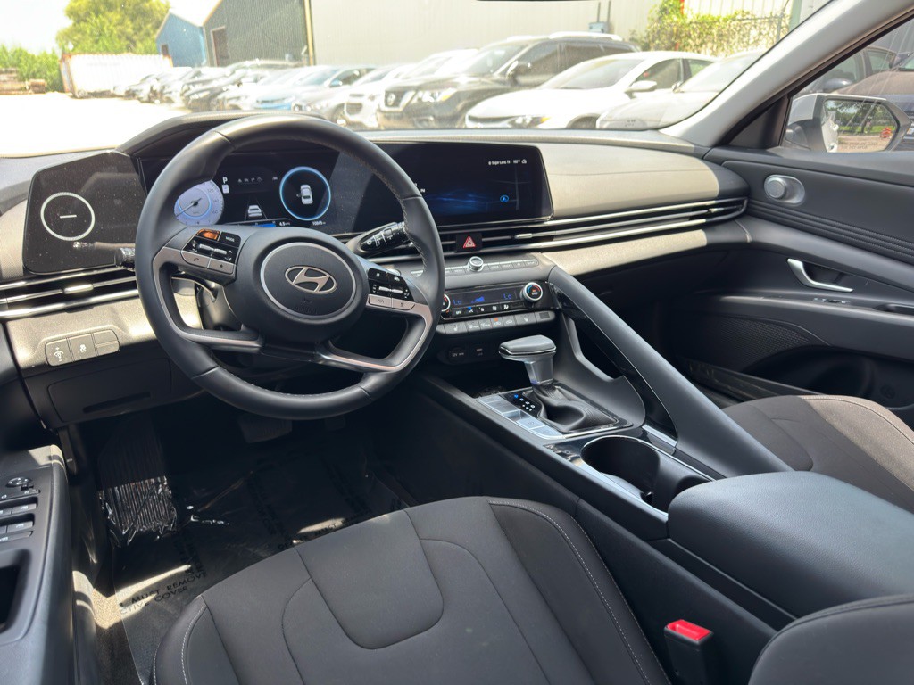 2025 Hyundai Elantra Image 11