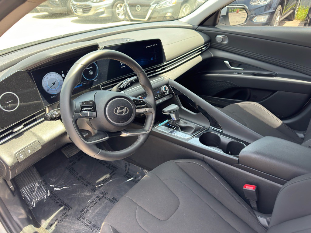 2025 Hyundai Elantra Image 12