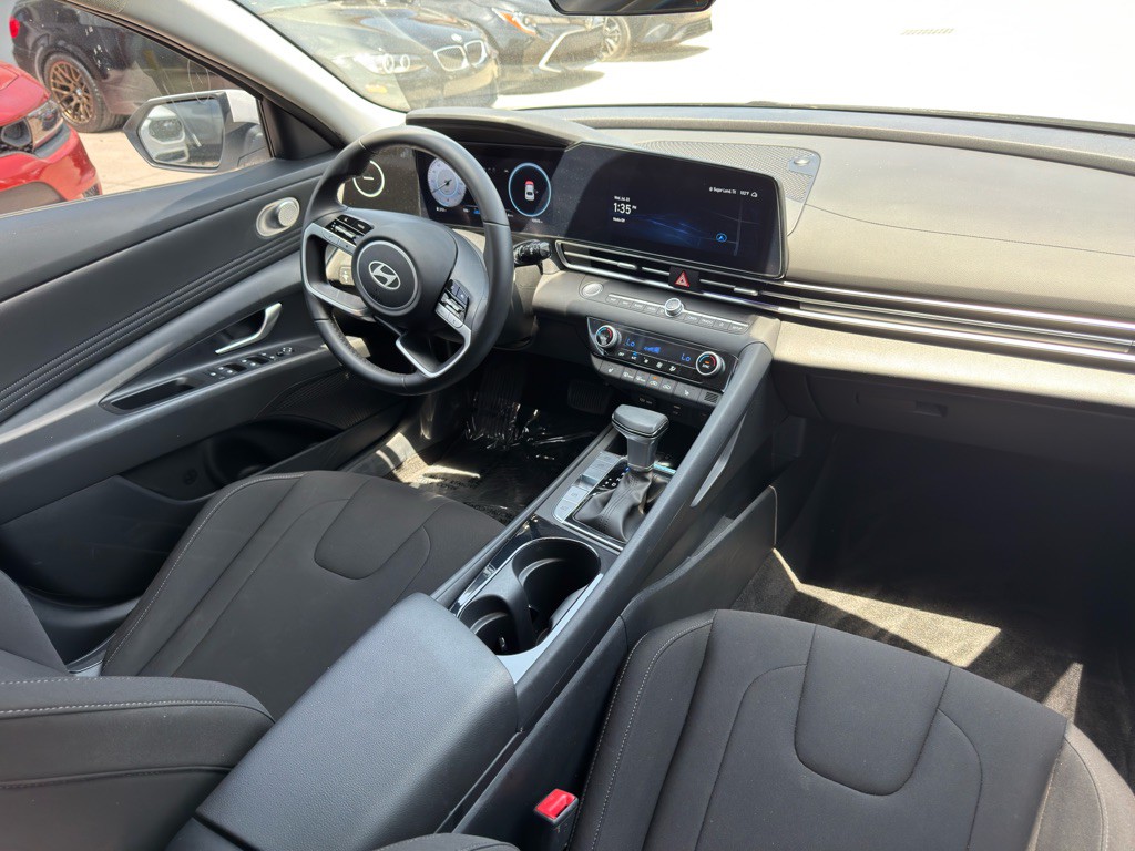 2025 Hyundai Elantra Image 16