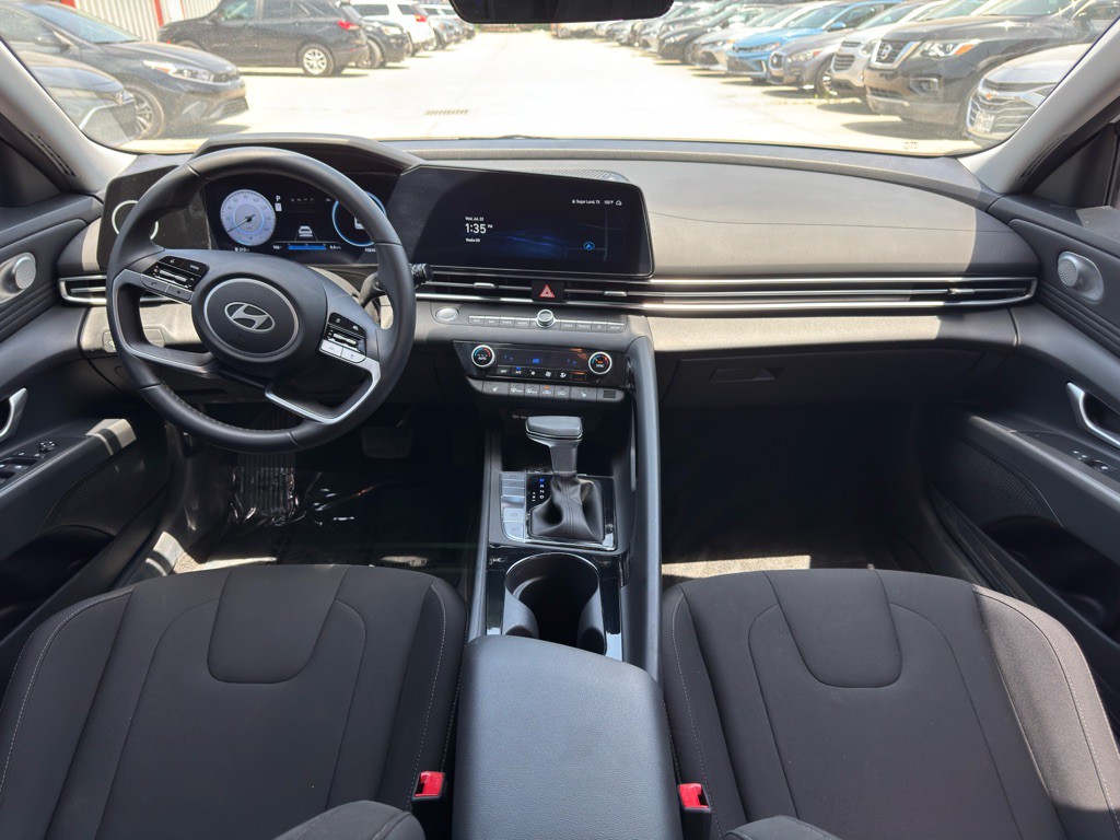 2025 Hyundai Elantra Image 17