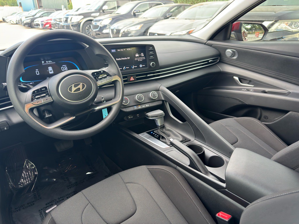 2025 Hyundai Elantra Image 12