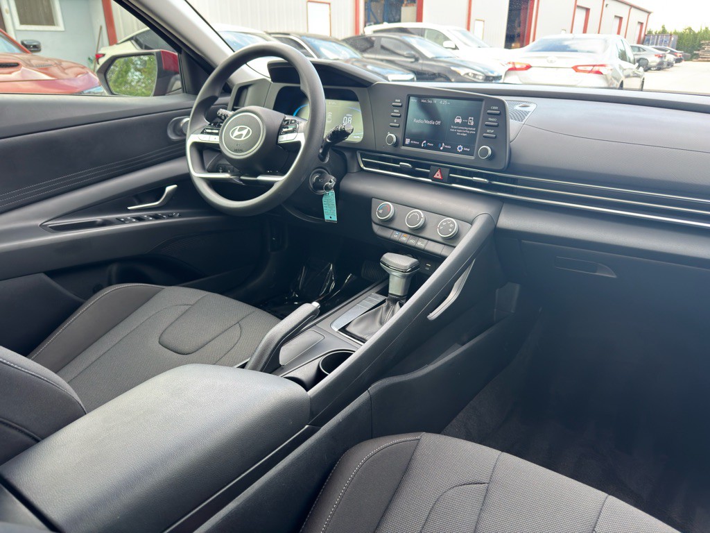 2025 Hyundai Elantra Image 16