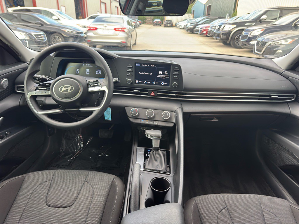 2025 Hyundai Elantra Image 17