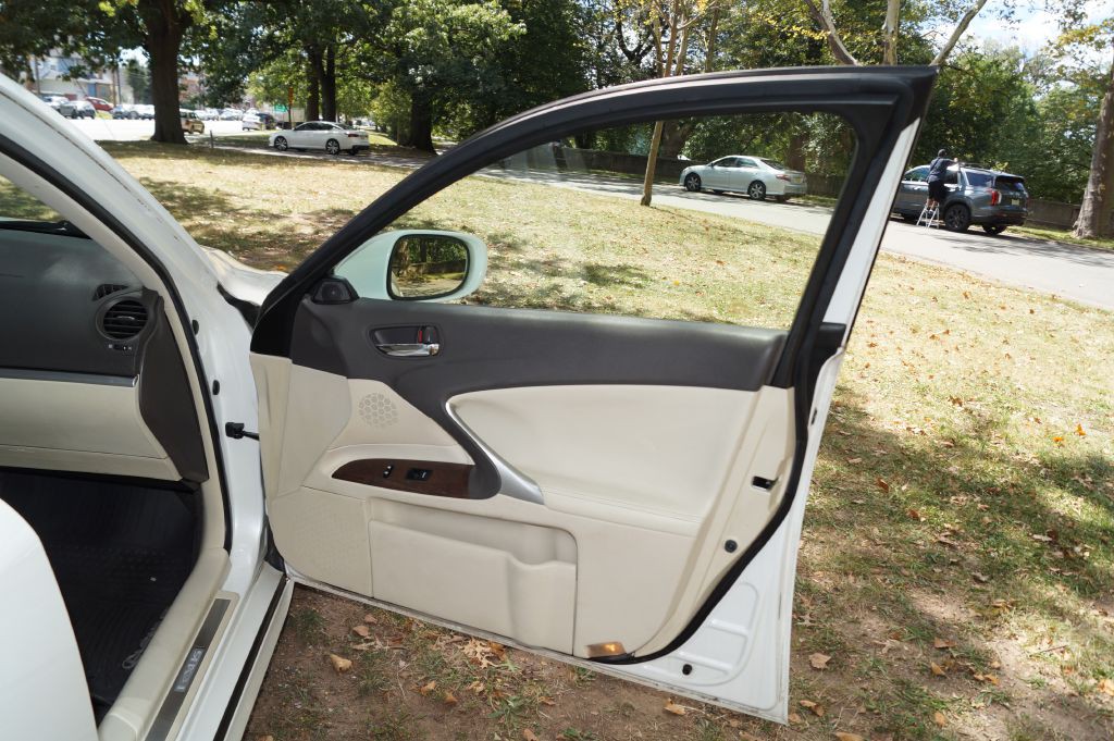 2011 Lexus IS 250 Image 22
