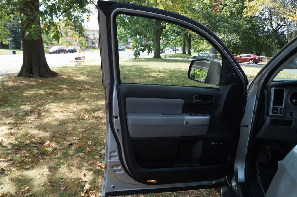 2008 Toyota Sequoia Image 17