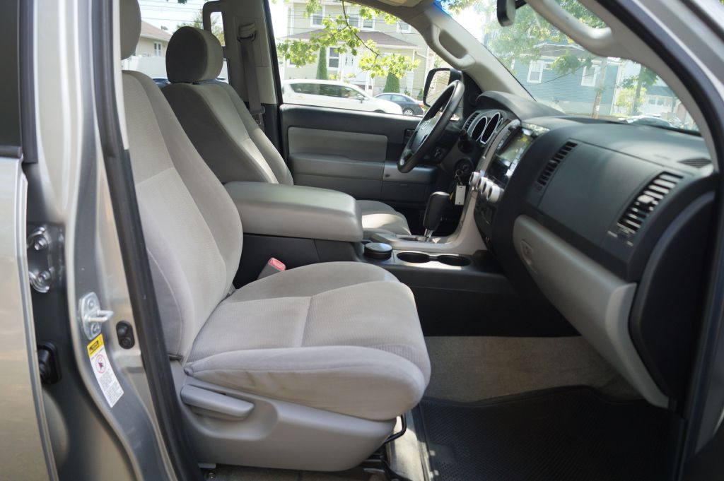 2008 Toyota Sequoia Image 24