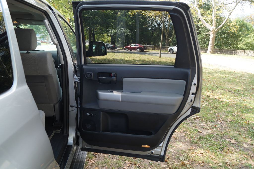 2008 Toyota Sequoia Image 28