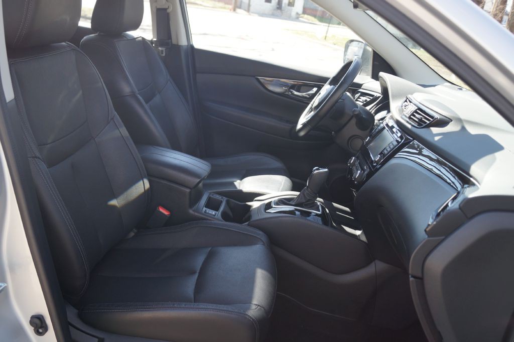 2017 Nissan Rogue Image 24