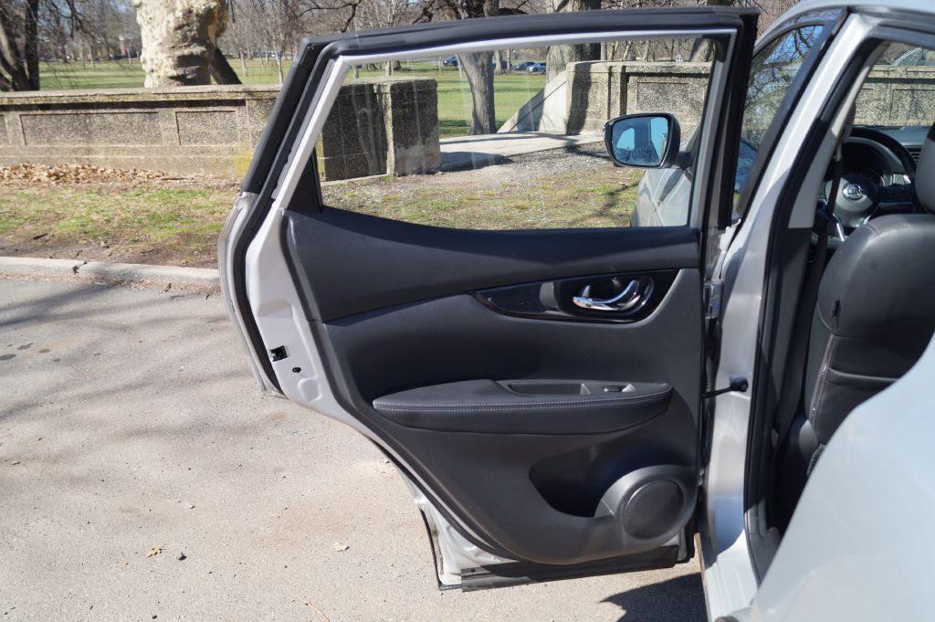 2017 Nissan Rogue Image 25