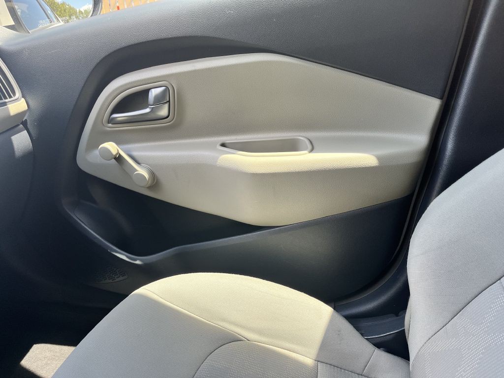 2015 Kia Rio Image 13