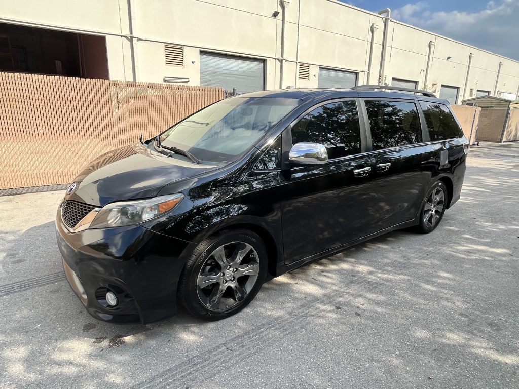 2012 Toyota Sienna Image 1
