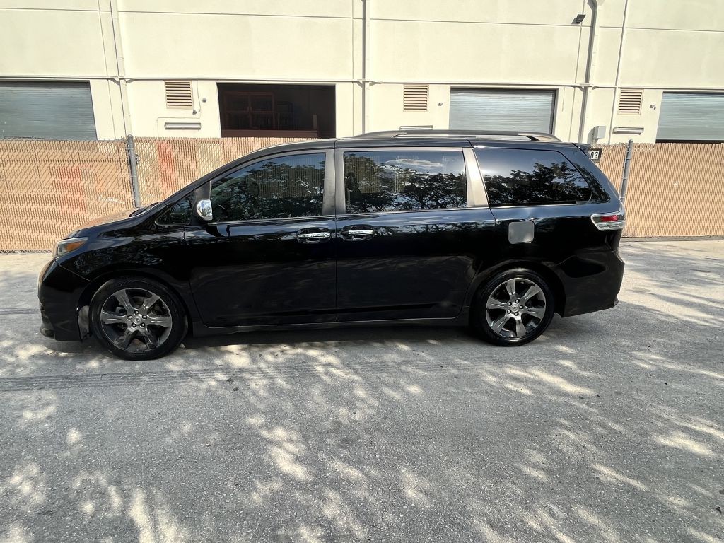 2012 Toyota Sienna Image 2