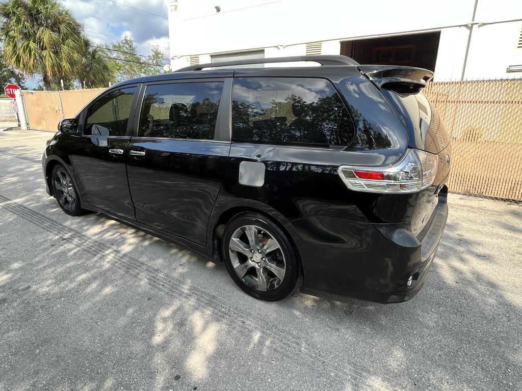 2012 Toyota Sienna Image 3
