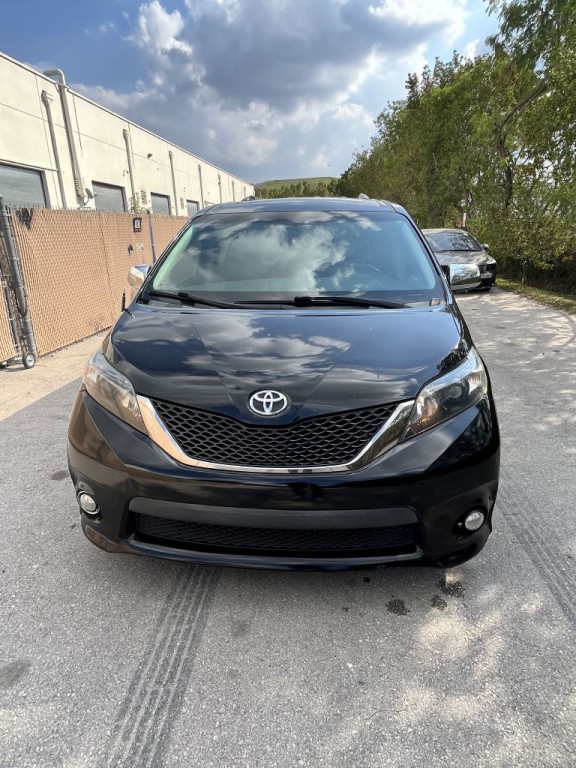 2012 Toyota Sienna Image 4