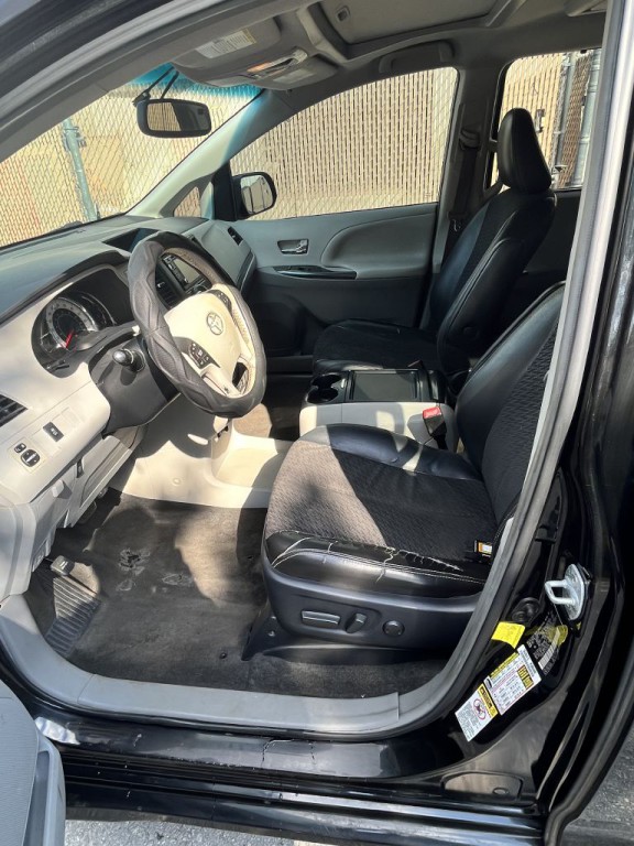 2012 Toyota Sienna Image 9