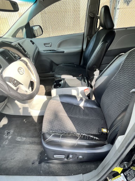 2012 Toyota Sienna Image 10