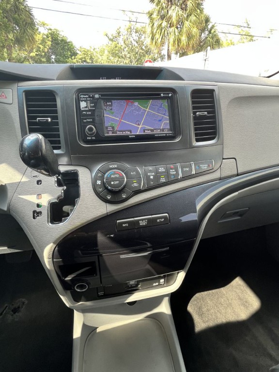 2012 Toyota Sienna Image 14