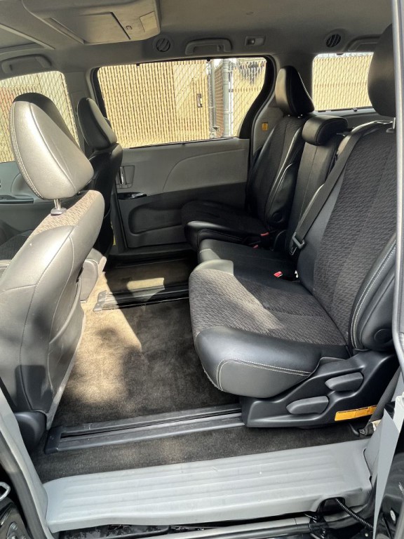 2012 Toyota Sienna Image 18