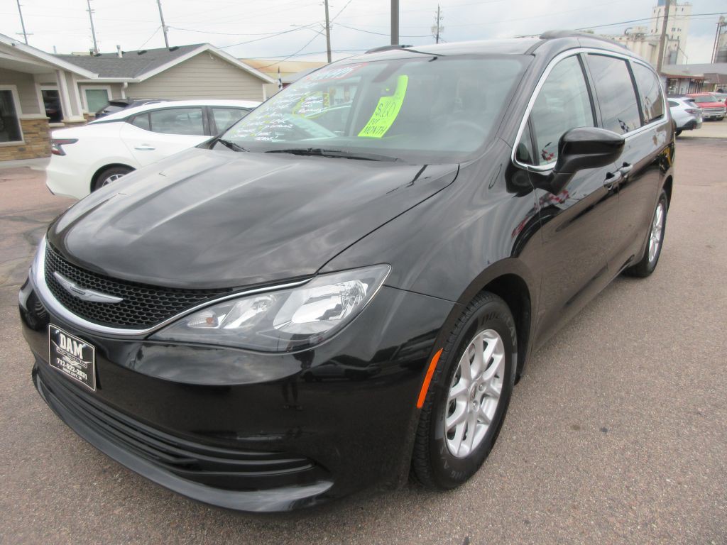 2021 Chrysler Voyager Image 1