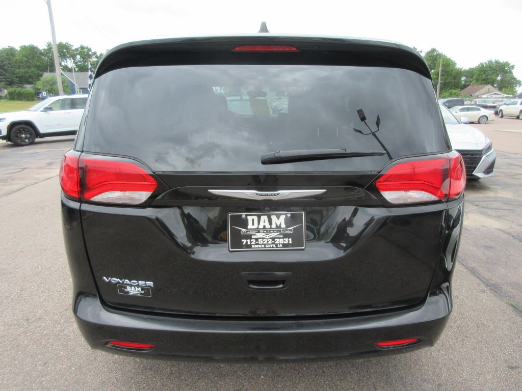 2021 Chrysler Voyager Image 4