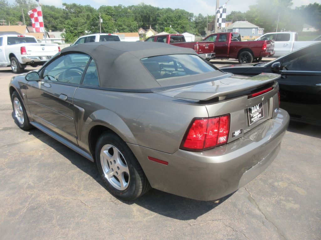 2002 Ford Mustang Image 2