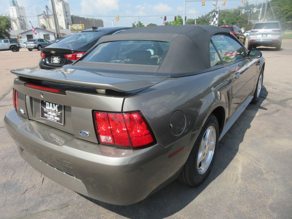 2002 Ford Mustang Image 4