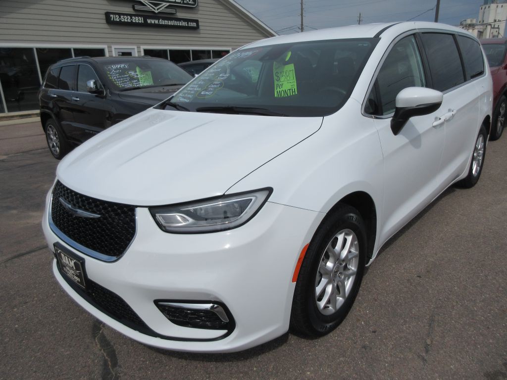 2023 Chrysler Pacifica Image 1