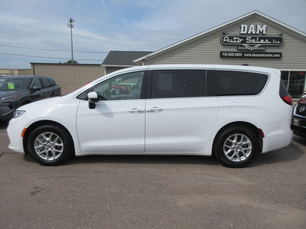 2023 Chrysler Pacifica Image 2