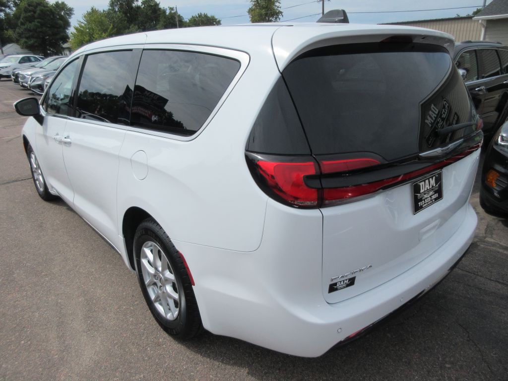 2023 Chrysler Pacifica Image 3