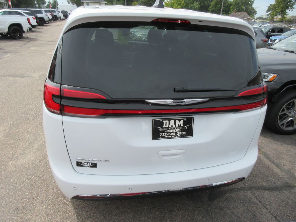 2023 Chrysler Pacifica Image 4
