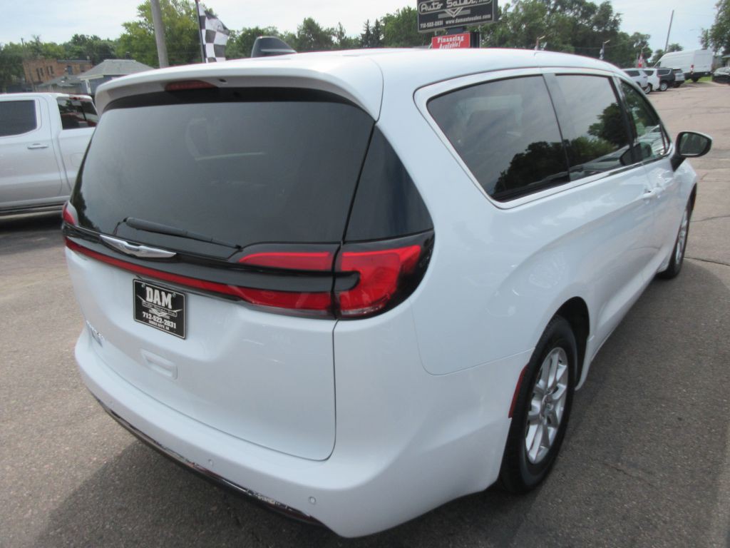 2023 Chrysler Pacifica Image 5