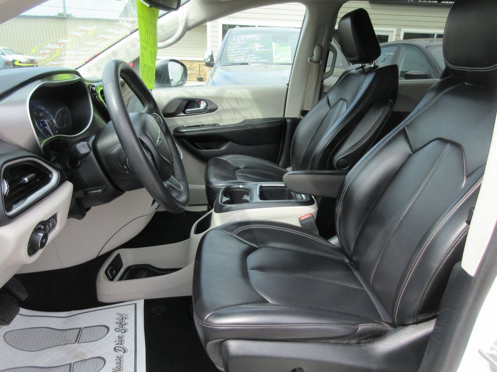 2023 Chrysler Pacifica Image 8