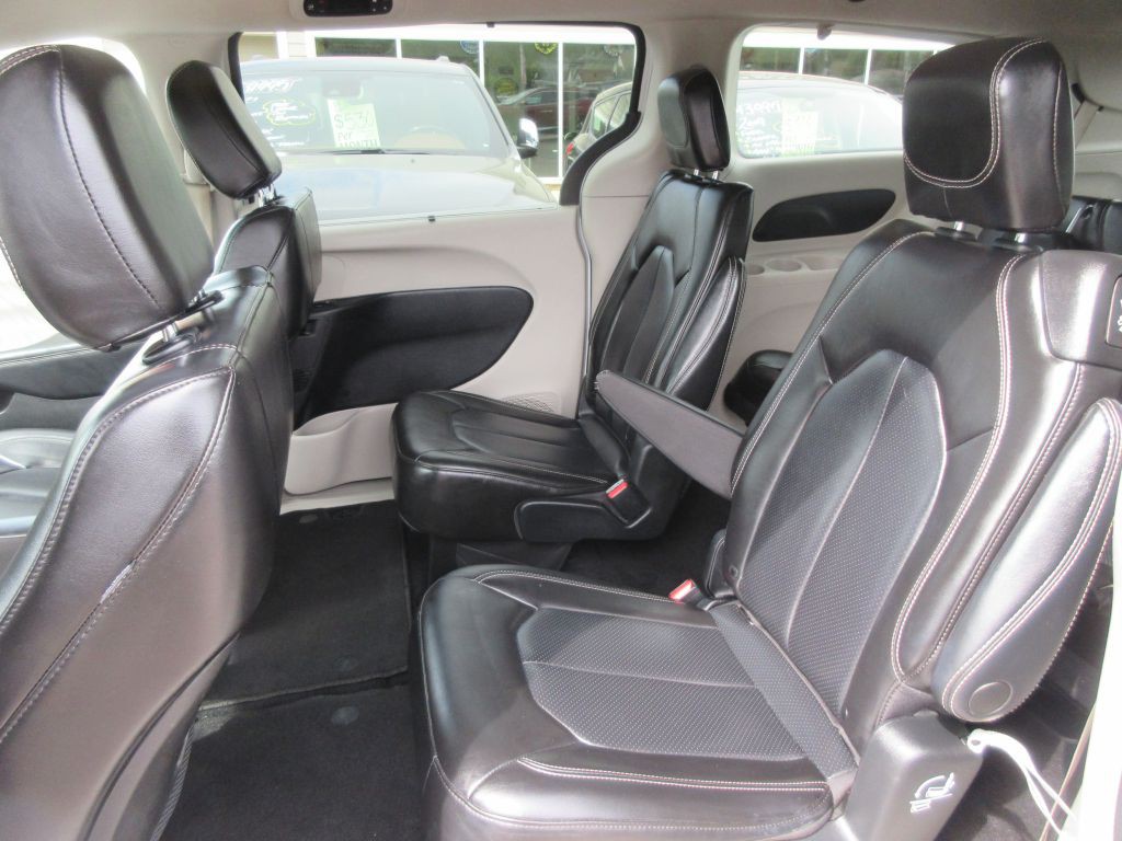 2023 Chrysler Pacifica Image 9