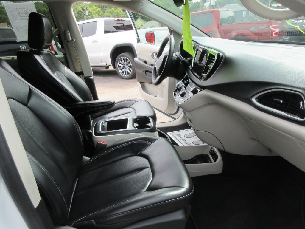 2023 Chrysler Pacifica Image 12
