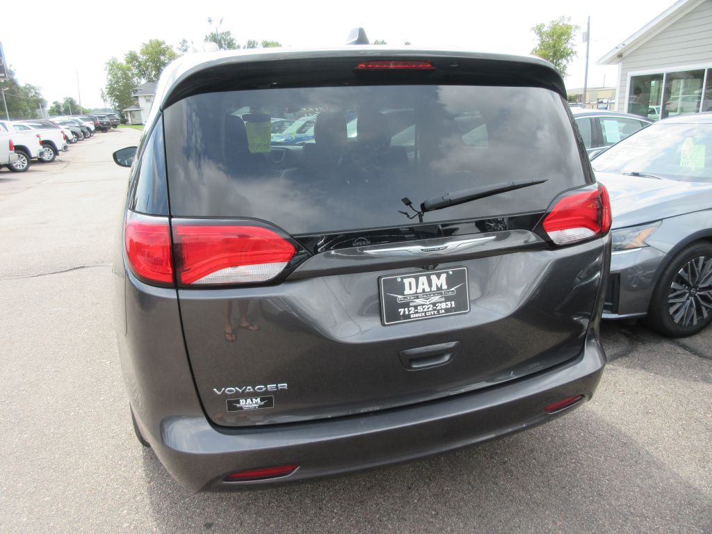 2021 Chrysler Voyager Image 4