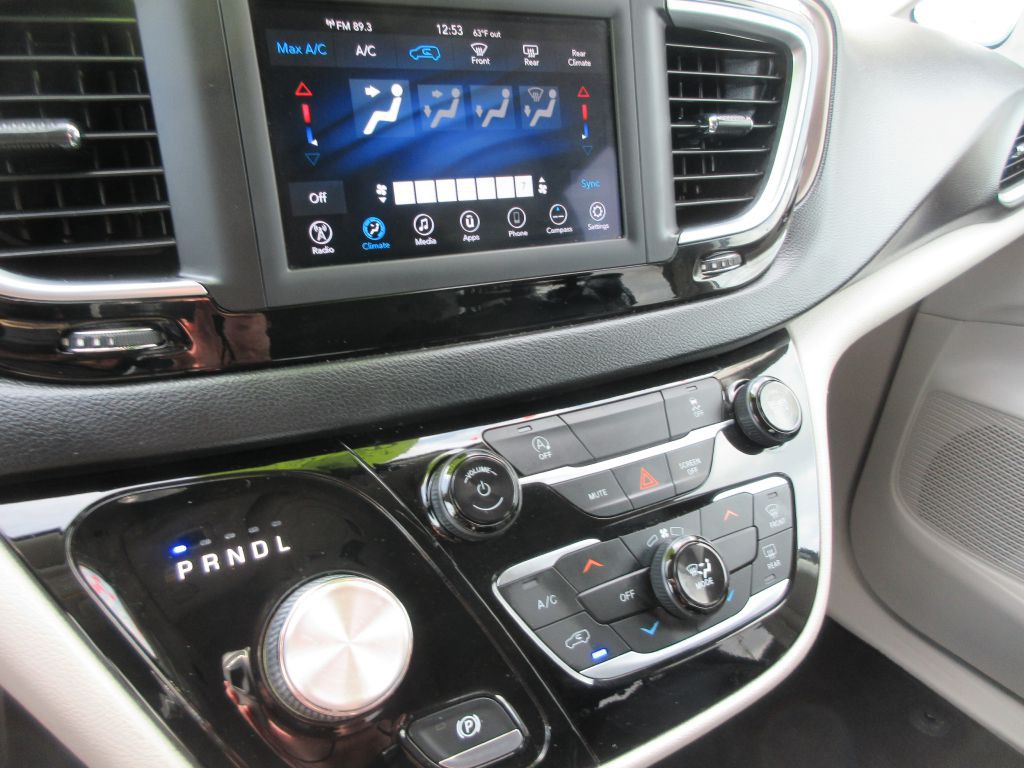 2021 Chrysler Voyager Image 15
