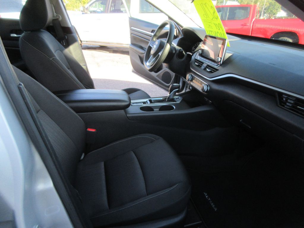 2022 Nissan Altima Image 15