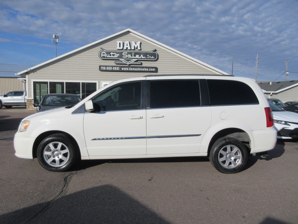 2012 Chrysler Town & Country Image 2