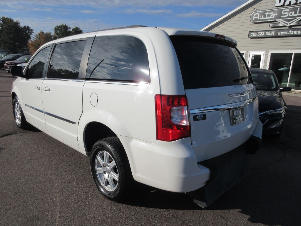 2012 Chrysler Town & Country Image 3